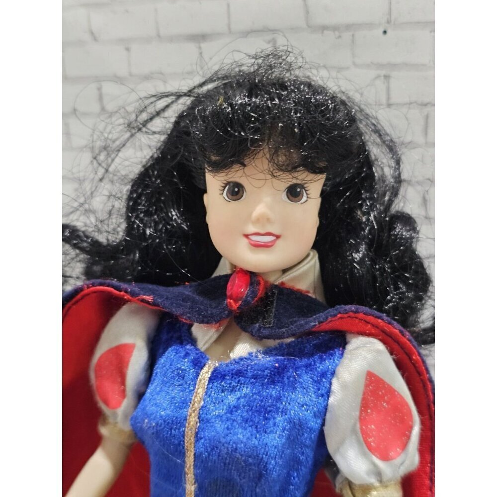 Vintage Rare Disneyland Resort Paris Snow White Fashion Doll 1990s Cape TNT